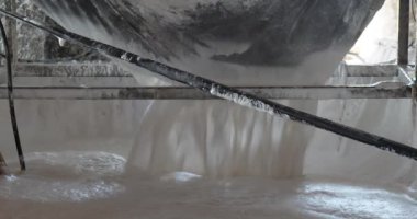 Sırılsıklam pirinç unu büyük bir konteynırda toplanır. Pirinç eriştesinin ana malzemesi..