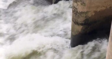 Köprü sütunu arasında akan güçlü bir akıntıya yakın çekim