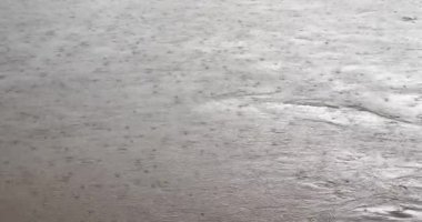 Nehrin yüzeyine düşen yağmur damlaları