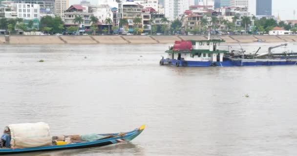 Phnom Penh Kambodja 2023 Liten Fiskebåt Rider Mekongfloden Som Pråm — Stockvideo