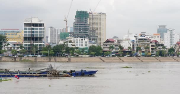 Phnom Penh Kamboçya 2023 Mekong Nehri Nde Yavaşça Süzülen Uzun — Stok video