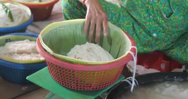 Жінка Очищає Рисову Локшину Воді Показує Пластиковому Склепі Загорнутому Банановим — стокове відео
