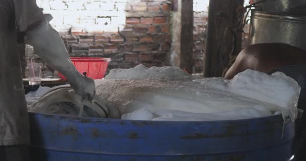 Pracovník Plnící Kbelík Krémovým Sójovým Mlékem Velké Plastové Nádoby — Stock video
