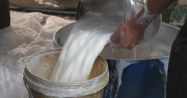 Крупним Планом Робітник Поливає Соєве Молоко Одного Відра Іншого — стокове відео