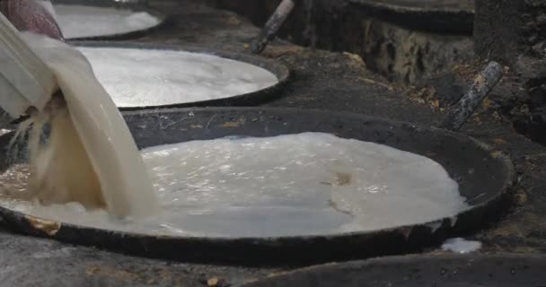 Yakın Çekim Işçinin Sıcak Tavaya Kremalı Beyaz Soya Sütü Döktüğünü — Stok video