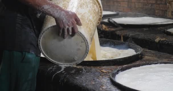 Arka Plan Görüntüsü Işçinin Sıcak Tavaya Kremalı Beyaz Soya Sütü — Stok video