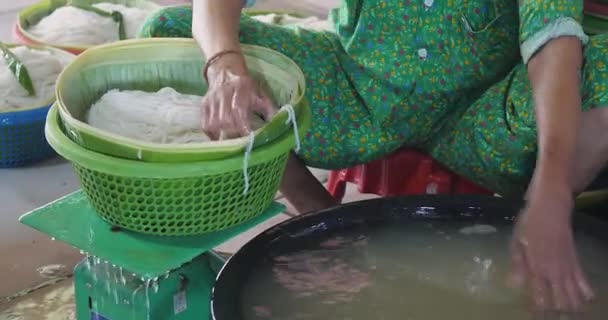 Phnom Penh Kambodża 2023 Kobieta Czyszcząca Makaron Ryżowy Czystej Wodzie — Wideo stockowe