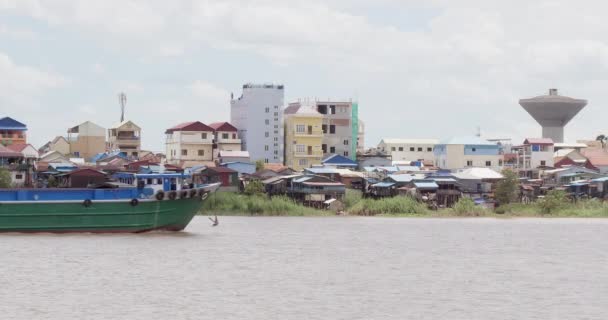 Una Barcaza Vacía Navegando Por Río Mekong Con Pueblo Asiático — Vídeo de stock