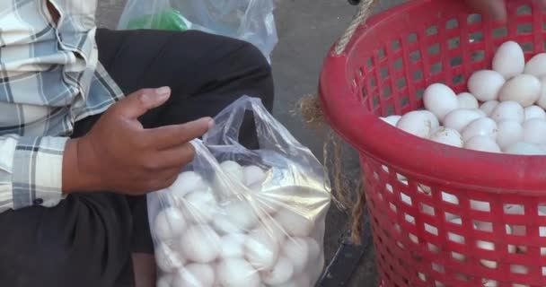 Satıcının Yakınında Plastik Sepetten Ördek Yumurtaları Alıyor Ördek Yumurtalarını Plastik — Stok video