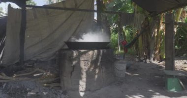 Geleneksel şeker avuçlayıcıları. Açık ahşap ateşte pişen vok, zengin karamel aroması dumanlı havayı eritiyor. 