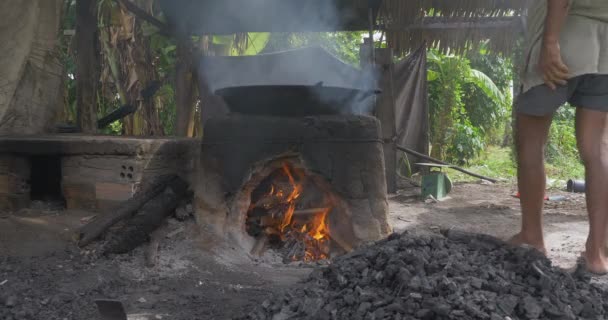 Χμερ Παραδοσιακούς Κατασκευαστές Παλάμης Ζάχαρη Γουόκ Μαγειρεύει Πάνω Από Ανοιχτή — Αρχείο Βίντεο