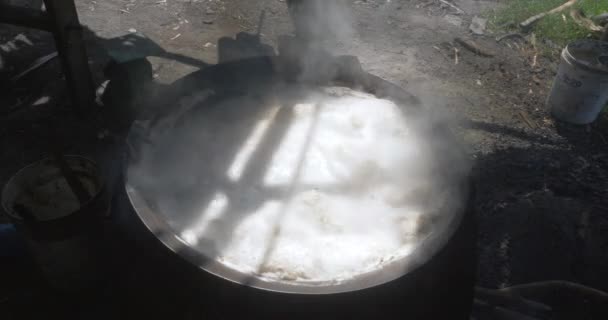 高棉传统糖棕榈制造商 从一个高高的角度和特写镜头 在一个开放的木柴燃烧的炉火 与棕榈糖泡沫在里面 — 图库视频影像