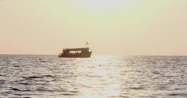 游览的木船在海面上航行 而喷气式滑翔机则在黄昏时分享受着乘坐的乐趣 — 图库视频影像