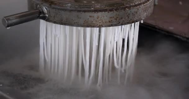 冷水に麺を突き出した機械の極端なクローズアップ — ストック動画