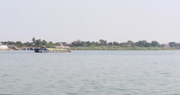 Barcaça Areia Carregada Sacos Areia Desce Rio Mekong — Vídeo de Stock
