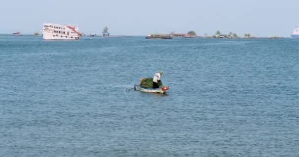 Pescador Pequeno Barco Puxa Sua Rede Descarregando Seu Dia Captura — Vídeo de Stock