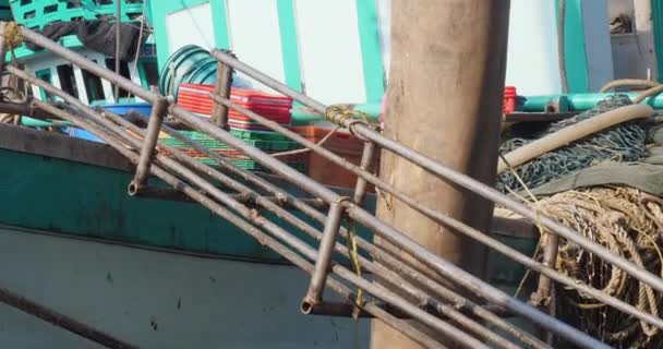 两个装塑料袋的塑料篮子 装有鱼片 沿着渔船的钢轨滑行 — 图库视频影像