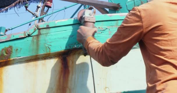 Крупный План Рабочего Полирующего Корпус Деревянного Рыболовного Судна Электрическим Шлифовальным — стоковое видео