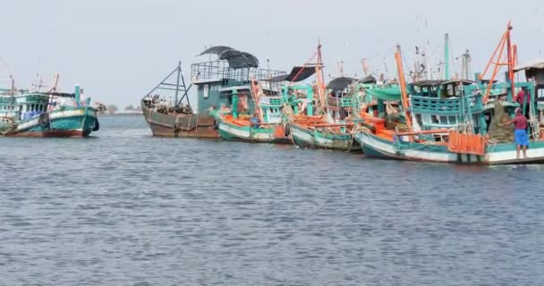 Sihanoukville Kambodja 2024 Färgglad Träfiskebåt Lastad Med Fisk Anländer Till — Stockvideo