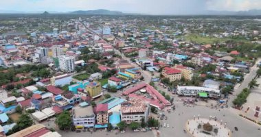 Yüksek açılı drone atışı, Kampot 'taki durian kavşağında daire çiziyor.