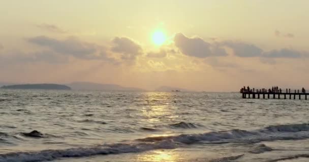 Sihanoukville Camboya 2024 Playa Puesta Sol Tonos Anaranjados Amarillos Grupo — Vídeo de stock