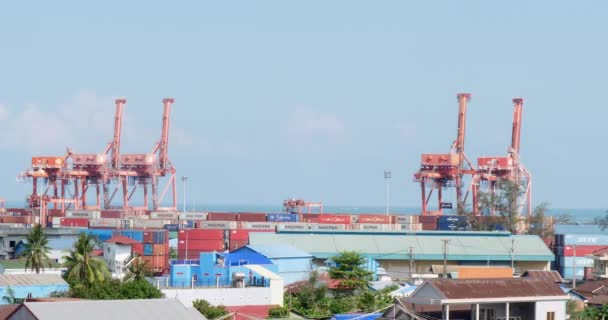 Sihanoukville Kambodscha 2024 Verlassen Des Belebten Containerhafens Gibt Mehrere Große Stockvideo