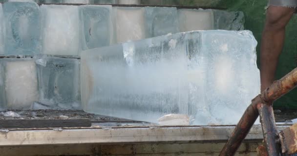 作業員の近くで 金属製のフックを使って 真ん中から氷のブロックを切りました — ストック動画