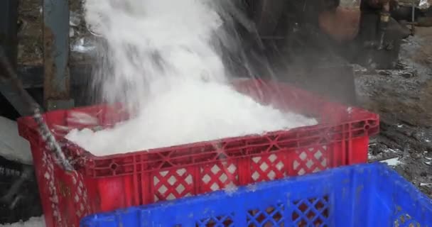 Kırık Buzla Dolup Taşan Kırmızı Plastik Bir Sandığın Yakın Görüntüsü — Stok video