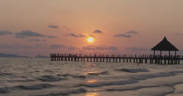 Eine Reihe Von Yachten Legte Bei Sonnenuntergang Einem Pier Ozean Lizenzfreies Stock-Filmmaterial