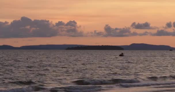 Hombre Desliza Través Del Océano Calma Una Moto Acuática Atardecer Clip De Vídeo