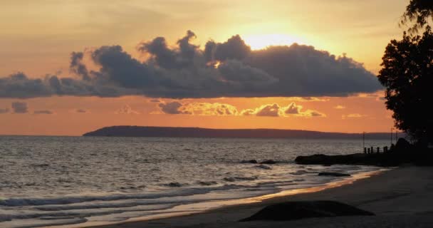 Puesta Sol Vibrante Sobre Océano Tranquilo Playa Arena Cielo Está Vídeos De Stock Sin Royalties Gratis