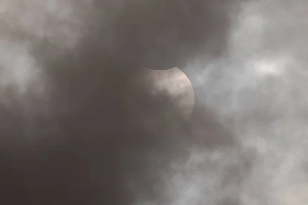 Eclipse Solar Día Nublado Cielo Nublado Sol Puede Ver Desde — Foto de Stock