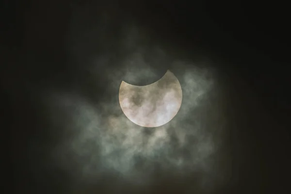 Eclipse Solar Num Dia Nublado Céu Nublado Sol Pode Ser — Fotografia de Stock