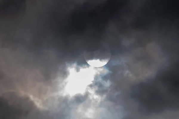 Solförmörkelse Molnig Dag Molnig Himmel Kan Solen Ses Från Bakom — Stockfoto