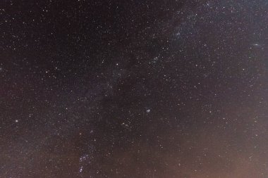 Gece bulutsuz gökyüzü. Parlayan yıldızların takımyıldızları ve galaksileri oluşturduğunu görebilirsiniz..