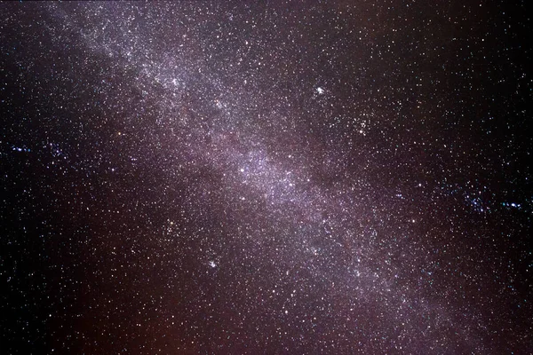Nocne Bezchmurne Niebo Widać Lśniące Gwiazdy Tworzące Konstelacje Galaktyki — Zdjęcie stockowe
