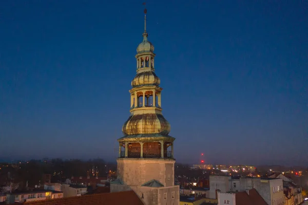ポーランドのシュプロタワ市にある町役場の塔 写真は ドローンを使って高さから夜に撮られました — ストック写真