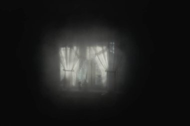 Karanlıkta bir oda. İleride bulanık, belirsiz, güneşli bir güneş görebilirsin. Resim depresyon ve duygusal yoksunluğun sembolü olarak okunabilir..