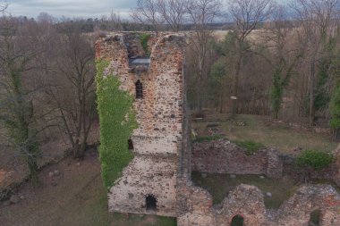 Katolik kilisesinin kalıntıları. Straszw, Polonya 'da 1500 yılında inşa edildi. Fotoğraf bir dron kullanılarak yüksek bir yerden çekilmiş..