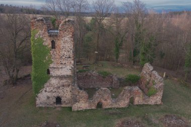 Katolik kilisesinin kalıntıları. Straszw, Polonya 'da 1500 yılında inşa edildi. Fotoğraf bir dron kullanılarak yüksek bir yerden çekilmiş..