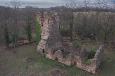 Straszw, Polonya 'da 1500 yılında inşa edilmiş bir Katolik kilisesinin kalıntıları. Fotoğraf bir dron kullanılarak yüksek bir yerden çekilmiş..