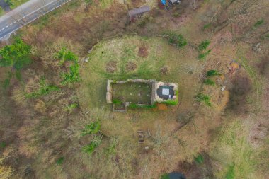 Straszw, Polonya 'da 1500 yılında inşa edilmiş bir Katolik kilisesinin kalıntıları. Fotoğraf bir dron kullanılarak yüksek bir yerden çekilmiş..