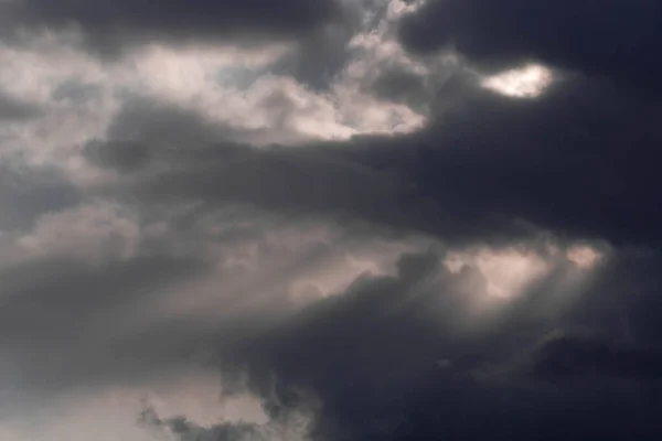 Langit Malam Ditutupi Dengan Awan Compang Camping Gelap Streaks Sinar — Stok Foto
