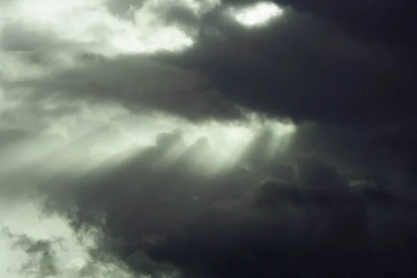 Ciel Nocturne Couvert Nuages Sombres Déchiquetés Des Traînées Lumière Soleil — Photo