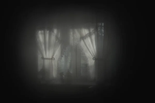 Ein Raum Dunkeln Vorne Sieht Man Eine Verschwommene Undeutliche Sonnenbeschienene — Stockfoto