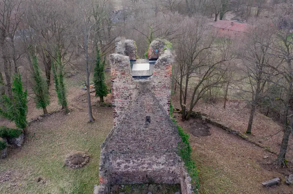 Straszw, Polonya 'da 1500 yılında inşa edilmiş bir Katolik kilisesinin kalıntıları. Fotoğraf bir dron kullanılarak yüksek bir yerden çekilmiş..