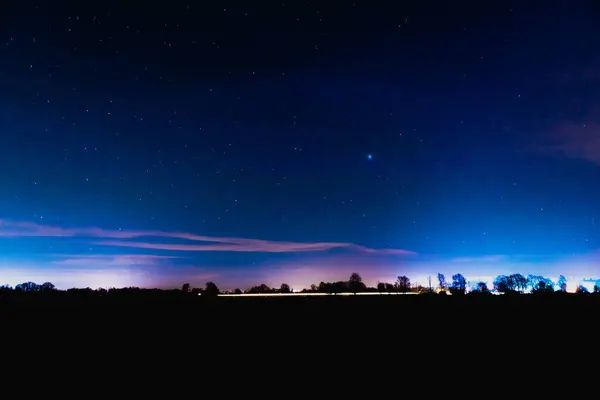 밤에는 구름낀 하늘입니다 암흑의 기초는 행성들 별자리들의 빛나는 점들로 지평선 — 스톡 사진