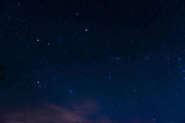 Noite Céu Levemente Nublado Firmamento Escuro Coberto Com Pontos Brilhantes — Fotografia de Stock