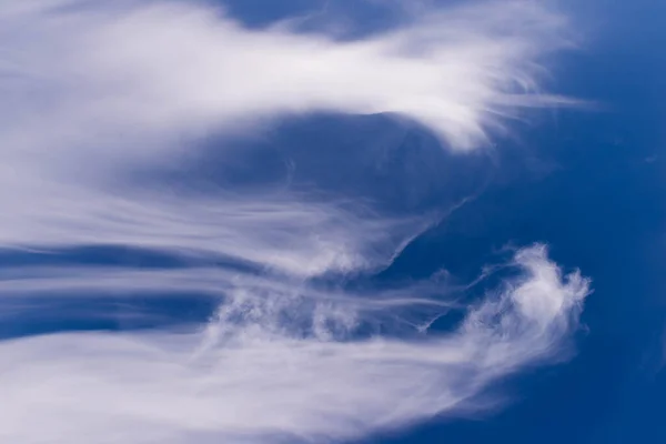 Niebo Słoneczny Dzień Błękitne Niebo Jest Pokryte Delikatnymi Białymi Chmurami — Zdjęcie stockowe