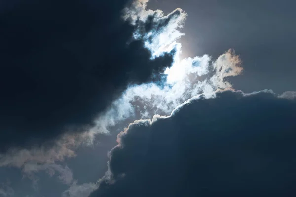 Тёмное Мрачное Зловещее Облако Частично Затемняющее Небо Край Облака Освещается — стоковое фото